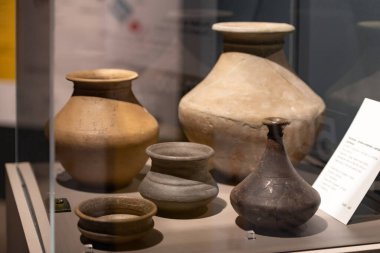 Camın arkasındaki eski çömlekler. Dünyadaki herhangi bir müzedeki çeşitli kil kaplar buna benzer..