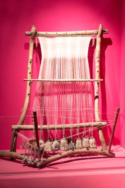 Klasik el dönen çarkı. Tahta ve taş parçalarından yapılmış eski bir dokuma tezgahı..