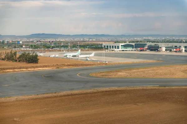 パトスだ キプロス 2019年10月 キプロスのパフォス空港 滑走路や格納庫での飛行機 空港の軍用機 — ストック写真