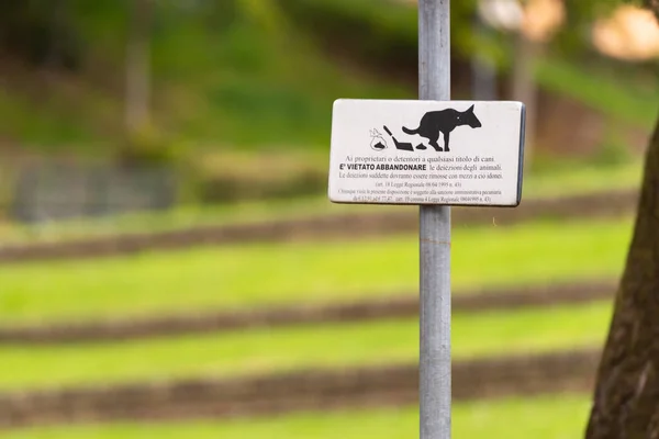 イタリアで犬の散歩についてのサイン 犬の糞を掃除してください — ストック写真