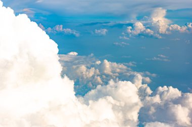 Bulutlar 10 kilometre yükseklikten geliyor. Uçak penceresinden gelen bulutlar denizi. Mavi gökyüzü ve beyaz bulutlar. Beyaz Sessizliğin Cennet Dünyası