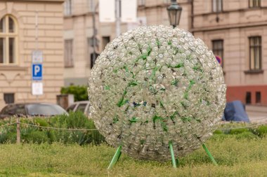 Bira Şişe Balonu. Brno 'nun merkezindeki boş şişelerden top şeklinde bir kompozisyon yerleştirildi. Çek şehrinde bahar günü.