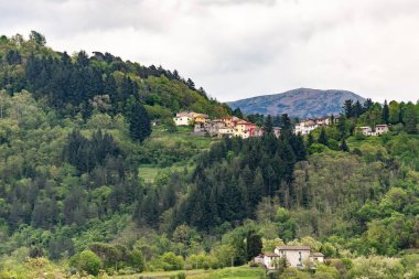 Küçük ortaçağ kasabası. Toskana dağlarındaki yüksek bir tepede eski bir İtalyan kasabası var. İtalya 'da ilkbahar