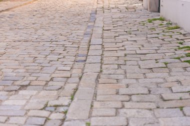 Sokakta taş kaldırım var. Avrupa 'da Bratislava' nın tarihi kısmında eski asfalt..