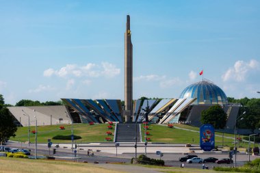 Minsk. Beyaz Rusya. 2019 yazında. Obelisk 'ten Kahraman Şehir Minsk' e. Şehrin tam büyüyen merkezi anıtı..