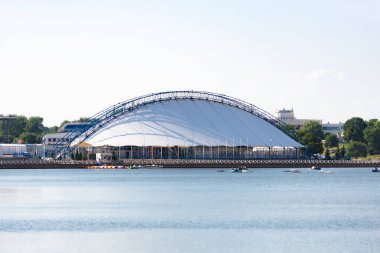 Minsk. Beyaz Rusya. 2019 yazında. Sıcak yaz aylarında Pobediteley Bulvarı yakınlarındaki Svisloch Nehri kıyısındaki buz sarayı..