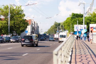 Minsk. Beyaz Rusya. 2019 yazında. Maxim Bogdanovich Caddesi, Svisloch nehri üzerindeki köprünün yanında.