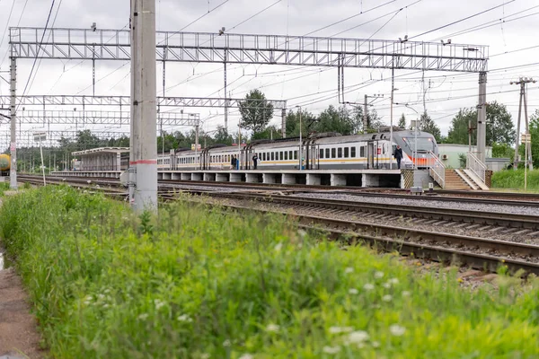 モスクワ大爆発 ロシアだ 2020年夏 ホーム電車で ホーム ワゴン付きの大きな駅 — ストック写真