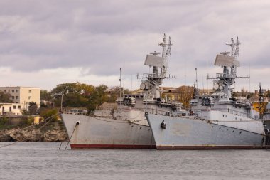 Sivastopol. Kırım. Kış 2021. Kullanımdan kalkmış eski destroyerler. İşaretlenmemiş eski savaş gemileri körfeze demirlemiş..
