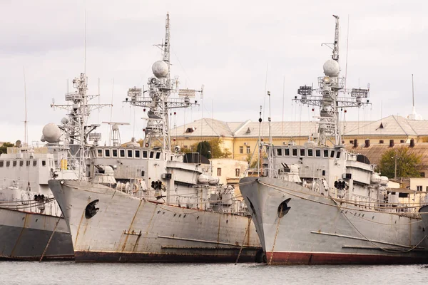 Sivastopol. Kırım. Kış 2021. Kullanımdan kalkmış eski destroyerler. İşaretlenmemiş eski savaş gemileri körfeze demirlemiş..