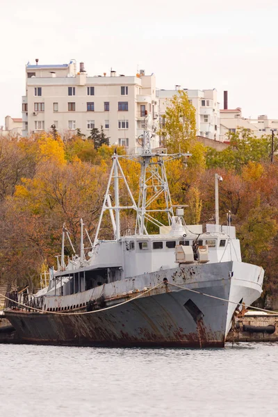セヴァストポリだ クリミアだ 2021年冬 古い軍艦だ 町の裏側のドックには錆びた古い船が立っている — ストック写真