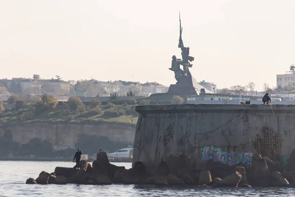 海からセヴァストポリの防衛者への記念碑 防波堤を備えたセヴァストポリ湾への入り口 ロイヤリティフリーのストック画像