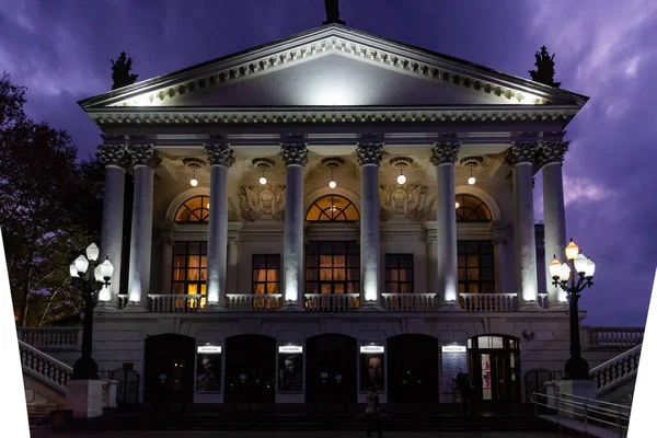 2021年12月 セヴァストポリ学術ロシアドラマ劇場はAvにちなんで命名されました ルナチャルスキー 劇場は夜遅くに人工光で照らされています ストック画像
