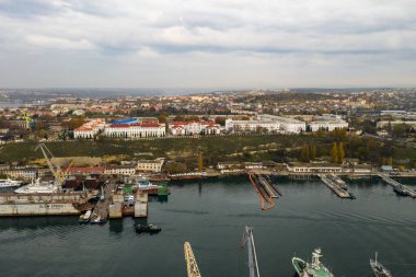 Şehirde gemileri olan körfez. Sivastopol 'daki Güney Körfezi' nde sivil ve askeri gemilerle. Sivastopol Üniversitesi, yüksek kıyısında..