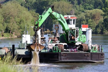 Nehirde çalışan kazıcı