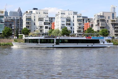Frankfurt Almanya - 26 Temmuz, 2016 Frankfurt şehri manzarası. Kanalın kıyısında bir tekne.