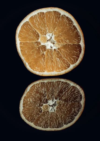Früchte auf schwarzem Spiegel — Stockfoto