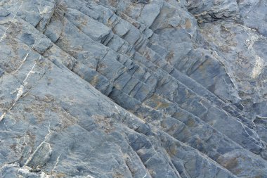 Gri-mavi renkli büyük katmanlı taşların arkaplanı