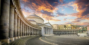 Napoli 'deki Plebiscito Meydanı (Piazza del Plebiscito), günbatımında şehir meydanı. San Francesco di Paola Kilisesi ve III. Charles Heykeli