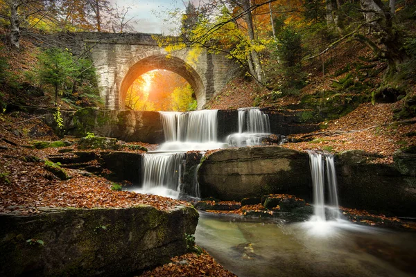 Herbstliche Wasserfälle Bei Sitovo Plovdiv Bulgarien Schöne Wasserkaskaden Mit Abgefallenen — Stockfoto