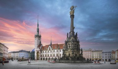 Olomouc Panoraması, Çek Cumhuriyeti, gün batımında. Meydan ve Kutsal Üçlü Sütun Unesco dünya mirası listesine ve belediye binasındaki astronomik saate kaydoldu. 