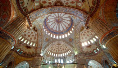 İstanbul, Türkiye - 12 Nisan 2018: Sultanahmet Meydanı 'nda Sultan Ahmet Camii' nin İçişleri Bakanlığı. Türkiye 'nin en muhteşem binalarından biri.