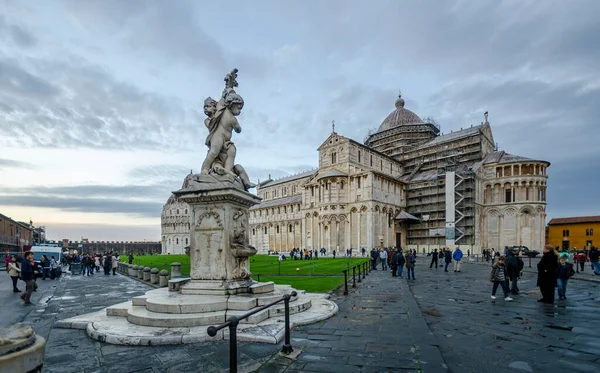 イタリアのピサ 2020年1月13日 ピサの斜塔と大聖堂の前の奇跡広場 Putti Fountain Piazza Dei Miracoli — ストック写真