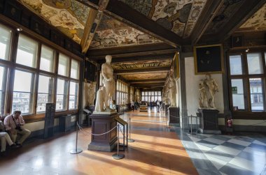 Floransa, İtalya - 14.02.2020: Firenze 'deki en ünlü müze olan Uffizi müzesinin içi.