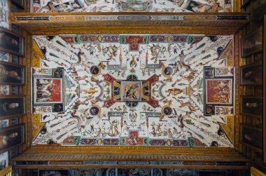 Floransa, İtalya - 14.02.2020: Firenze 'deki en ünlü müze olan Uffizi müzesinin içi.