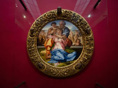 Floransa, İtalya - 14.02.2020: Firenze 'deki en ünlü müze olan Uffizi Müzesi' nin içi. Michelangelo 'nun Doni Tondo veya Doni Madonna tablosu.