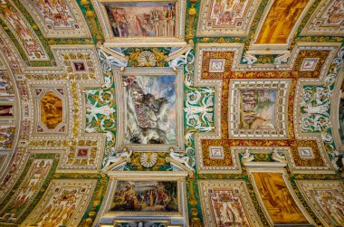 Vatikan Şehri, Roma, İtalya - 12.10.2019: Vatikan Müzesi 'ndeki Harita Galerisi' nin duvar ve tavanlarında resimler. Güzel iç mekan.