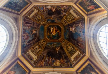 Vatikan Şehri, Roma, İtalya - 19.10.2019: Vatikan müzesinin içi. Güzel tavan 