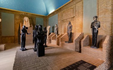 Vatikan Şehri, Roma, İtalya - 12.10.2019: Vatikan Müzeleri 'nin sergilendiği Antik Mısır heykelleri ve mumya. Müze, eski Mısır sanat eserlerinin en büyük koleksiyonlarından birine sahip.