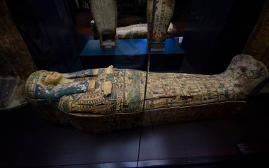 Vatikan Şehri, Roma, İtalya - 12.10.2019: Vatikan Müzeleri 'nin sergilendiği Antik Mısır heykelleri ve mumya. Müze, eski Mısır sanat eserlerinin en büyük koleksiyonlarından birine sahip.