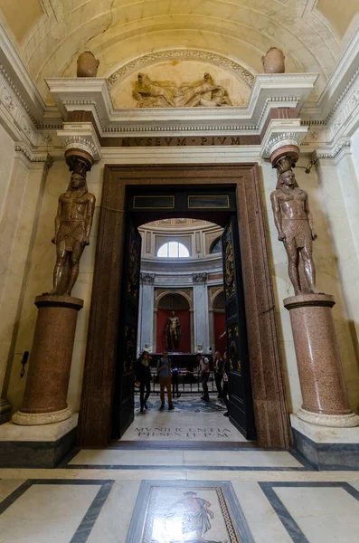 罗马梵蒂冈 2019年10月12日 古埃及雕像和木乃伊在梵蒂冈博物馆展出 该博物馆收藏了大量古埃及艺术品 — 图库照片