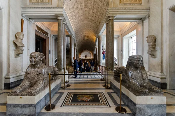 罗马梵蒂冈 2019年10月12日 古埃及雕像和木乃伊在梵蒂冈博物馆展出 该博物馆收藏了大量古埃及艺术品 — 图库照片