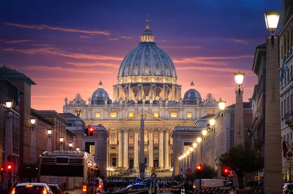 意大利罗马梵蒂冈的圣彼得大教堂和日落时分美丽的日落时分的德拉宫街 — 图库照片