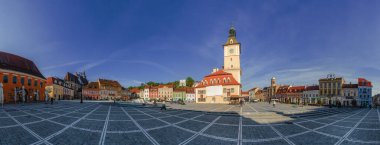 Brasov, Romanya - 25 Ekim 2019: Brasov 'un Eski Kenti Piata Sfatului' nin ana meydanının ortasındaki Belediye Binası. Panorama