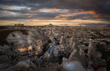 Goreme Ulusal Parkı 'nda güzel manzaralar. Gün batımında gökyüzünde uçan renkli sıcak hava balonları. Vadi Kapadokya, Türkiye 'de inanılmaz kaya oluşumları