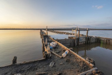 Bulgaristan 'ın Burgaz kenti yakınlarındaki Pomorie Gölü' ndeki ev atıklarıyla kirlilik. İnsan etkinliğinin doğaya yansıması.