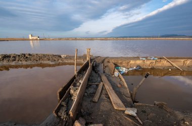 Bulgaristan 'ın Burgaz kenti yakınlarındaki Pomorie Gölü' ndeki ev atıklarıyla kirlilik. İnsan etkinliğinin doğaya yansıması.