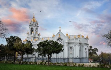 Bulgar Ortodoks St. Stephen Kilisesi veya İstanbul, Türkiye, Balat Bölgesi 'nde Demir Kilise veya Sveti Stefan olarak biliniyor. Kilise büyük restorasyondan sonra yeniden açıldı. günbatımında