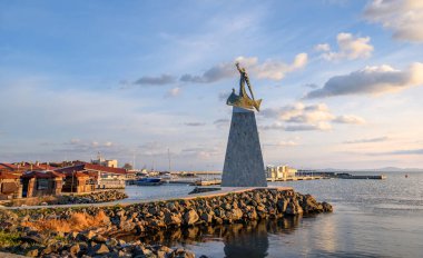 Nessebar, Burgaz, Bulgaristan. Günbatımında eski kasabada Aziz Niklas Heykeli. Antik Nesebar Kenti UNESCO 'nun Dünya Mirası