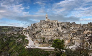 Matera, Basilicata, Puglia, İtalya - Basilicata bölgesindeki eski kasaba ve duomo katedrali şehir manzarası - Sassi di Matera. 2019 Avrupa Kültür Başkenti