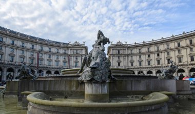 ROME, ITALY - 27 Eylül 2019: Roma 'da, Roma Meydanı' ndaki Naiad Çeşmesi. İnsanlar ve araçlar görülebilir..