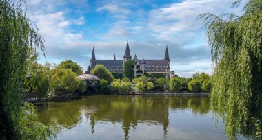 RAVADINOVO, BULGARIA. Ravadinovo köyündeki kale ve sahibi ve inşaatçısı Georgi Tumpalov 'un anıtı. Bu popüler turistik mekan Sozopol kasabası yakınlarında yer almaktadır.. 
