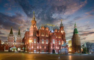 Devlet Tarih Müzesi (Rusça işaret: Tarih Müzesi) ve Kremlin 'in bir kısmı gece Rusya' nın Moskova kentindeki Kızıl Meydan 'da sergilenmektedir. Manezhnaya Meydanı 'ndan görüntü