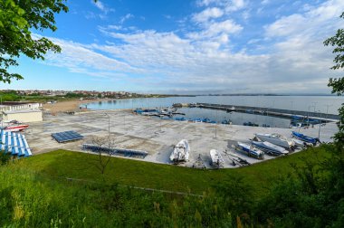 Kraimorie, Burgaz, Bulgaristan. Gündüz vakti Kraimorie limanında tekneler