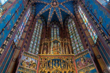 Krakow, Polonya. St. Mary Bazilikası 'nın içi. Kilise Ana Pazar Meydanı 'nda yer almaktadır ve en güzel tavana sahiptir.. 