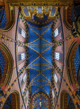 Krakow, Polonya. St. Mary Bazilikası 'nın içi. Kilise Ana Pazar Meydanı 'nda yer almaktadır ve en güzel tavana sahiptir.. 